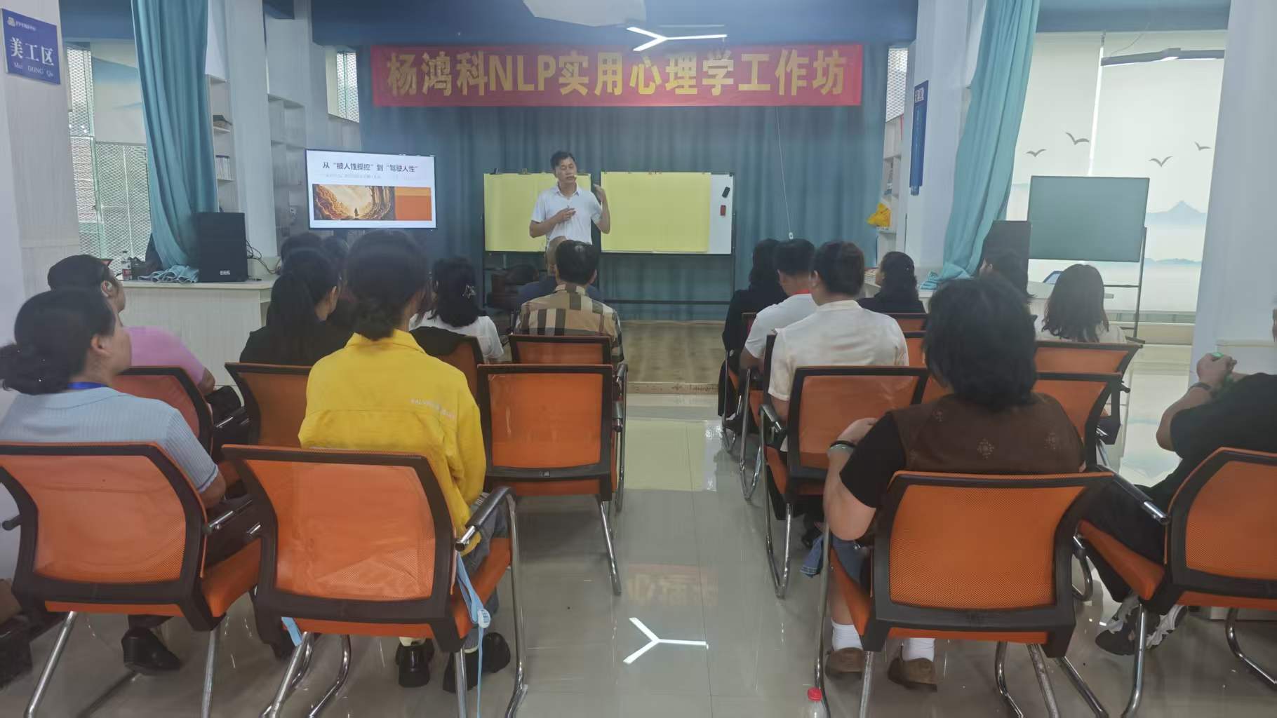 工作坊全景：十余位学员沉浸其中